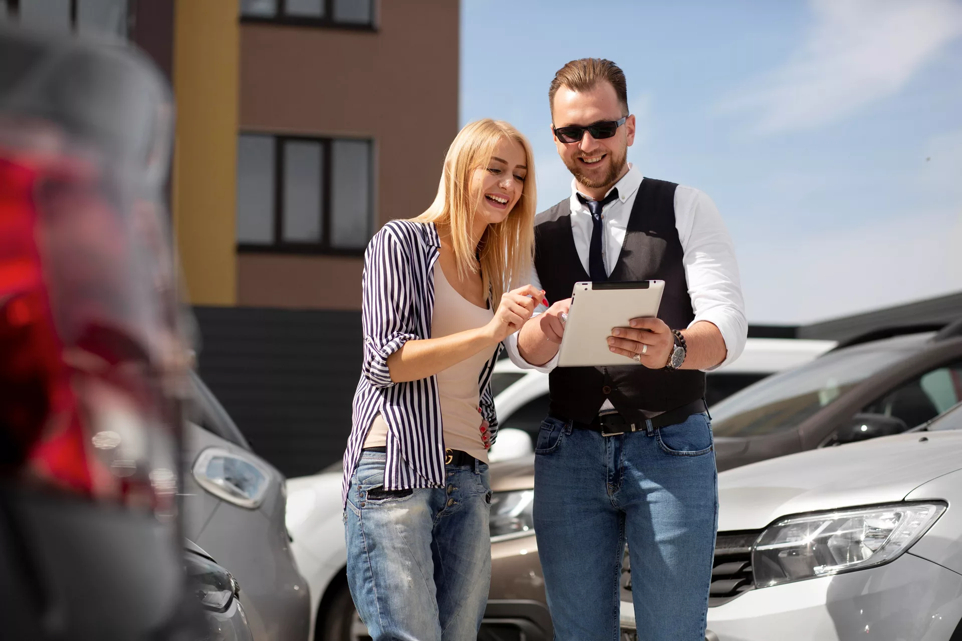 Kobieta z Gniezna podpisuje umowę wypożyczenia samochodu osobowego z MIKO CARS Gniezno