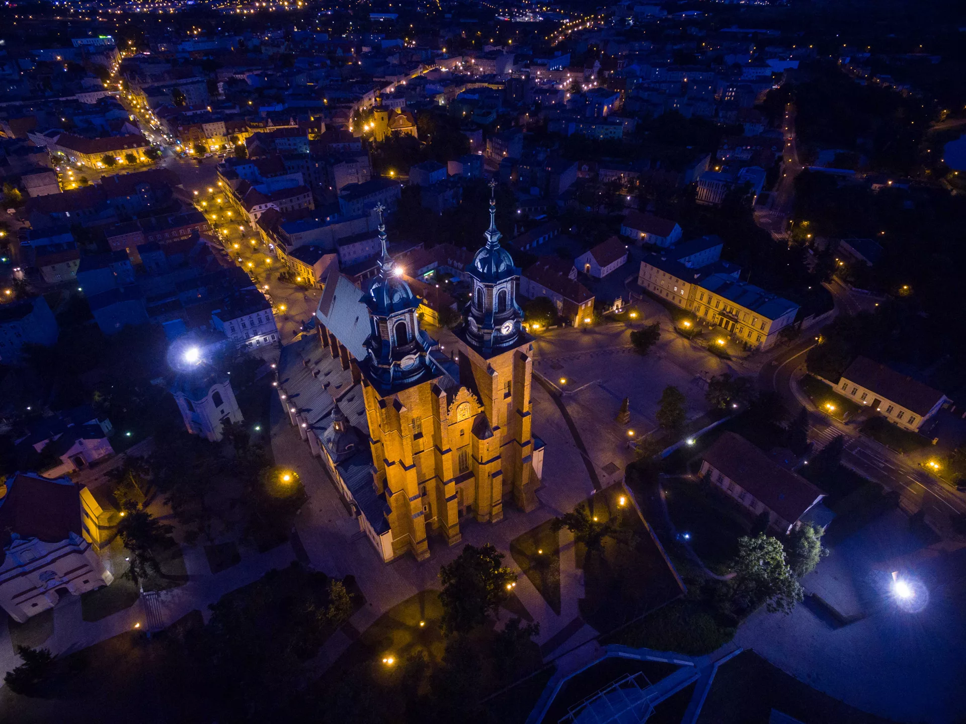 Wynajem aut osobowych i dostawczy w Gnieźnie w mieście z popularną katedrą Gnieźnieńska